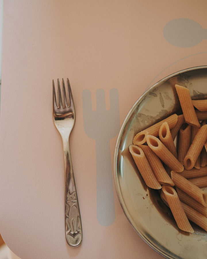 Learning table setting - nude